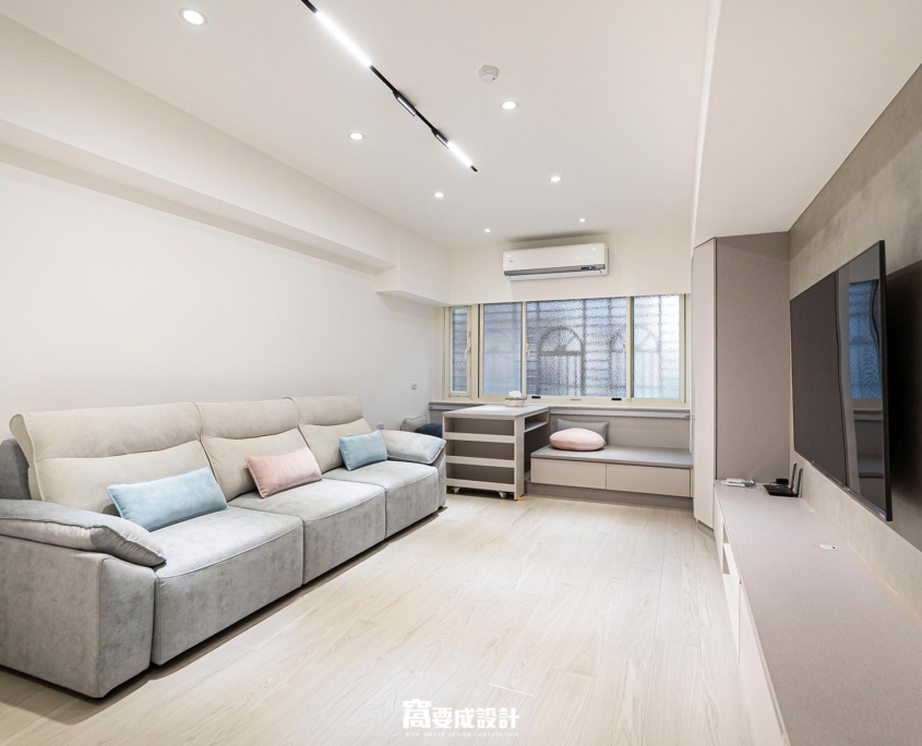新莊老屋翻新後的客廳,全室木紋磚地坪