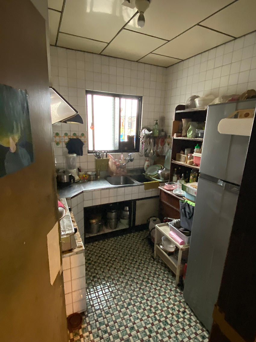客廳改造前的深色家具、磁磚地板與原有配置