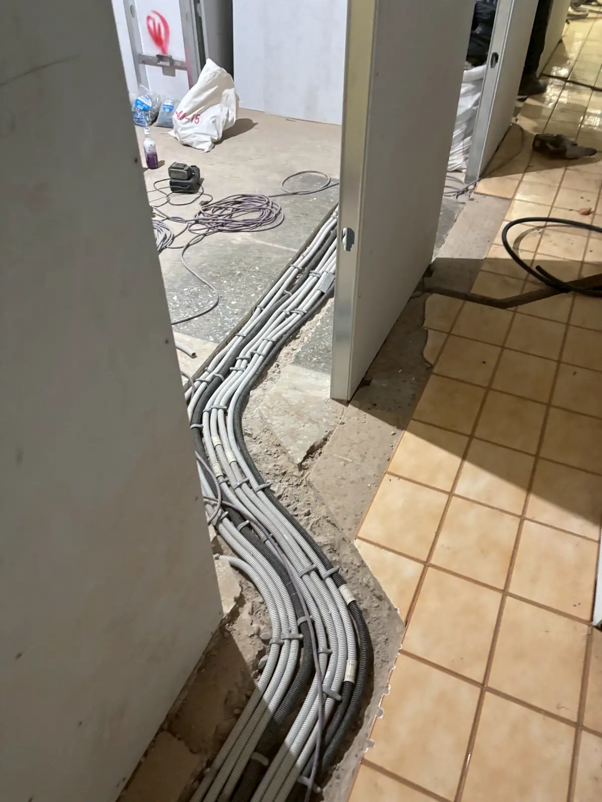 多組可撓電管沿房間門口地坪集中通過