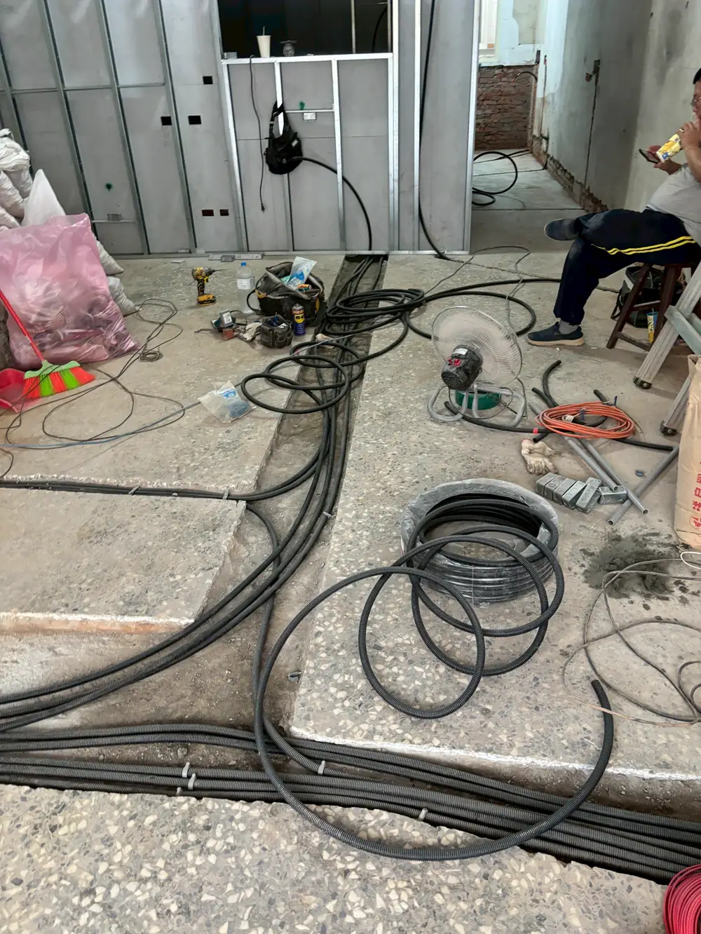 磨石子地坪開槽後鋪設多組黑色可撓電管