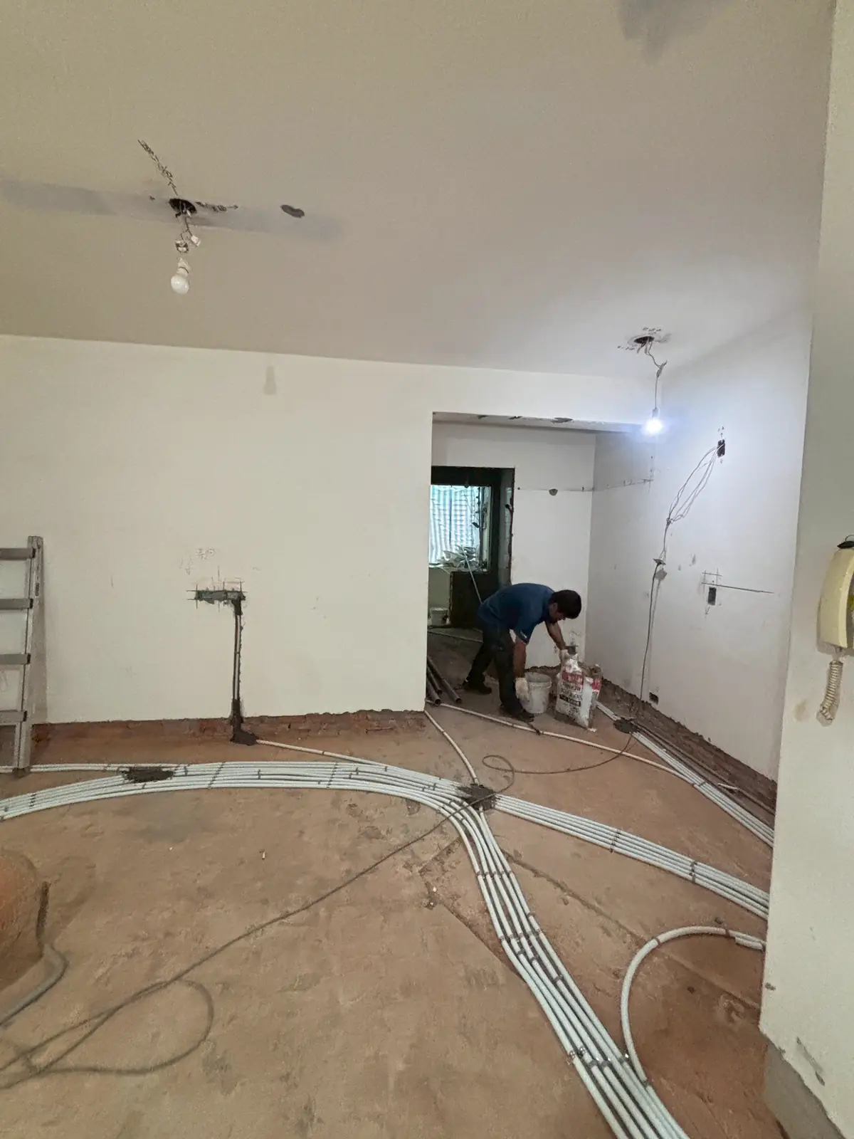老屋室內地坪排列多組電管並連接各空間