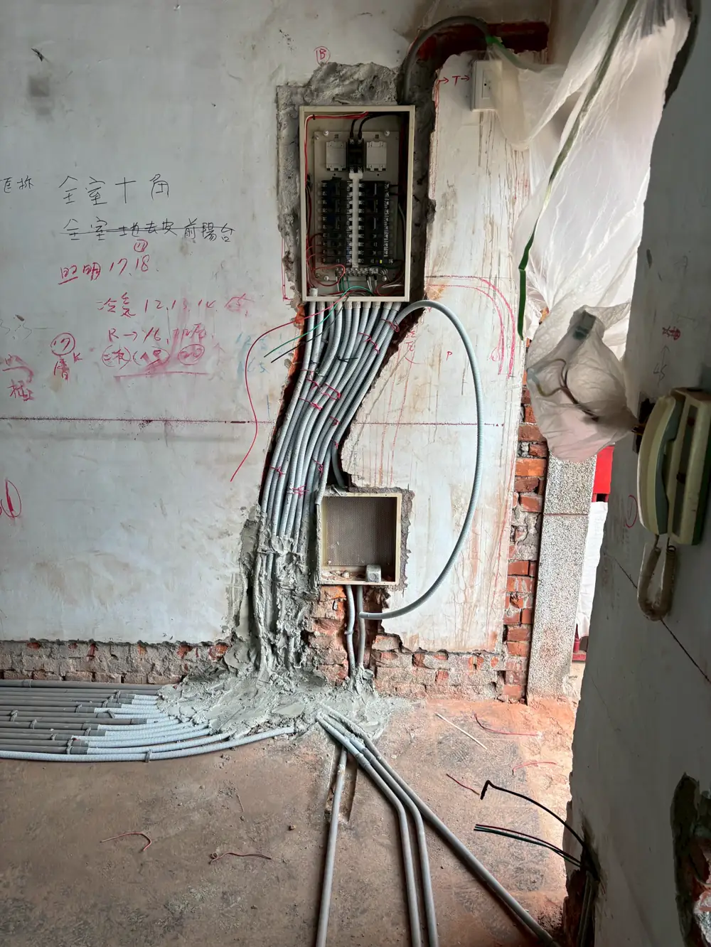 老屋翻新施工中配電箱與多組電管集中配置