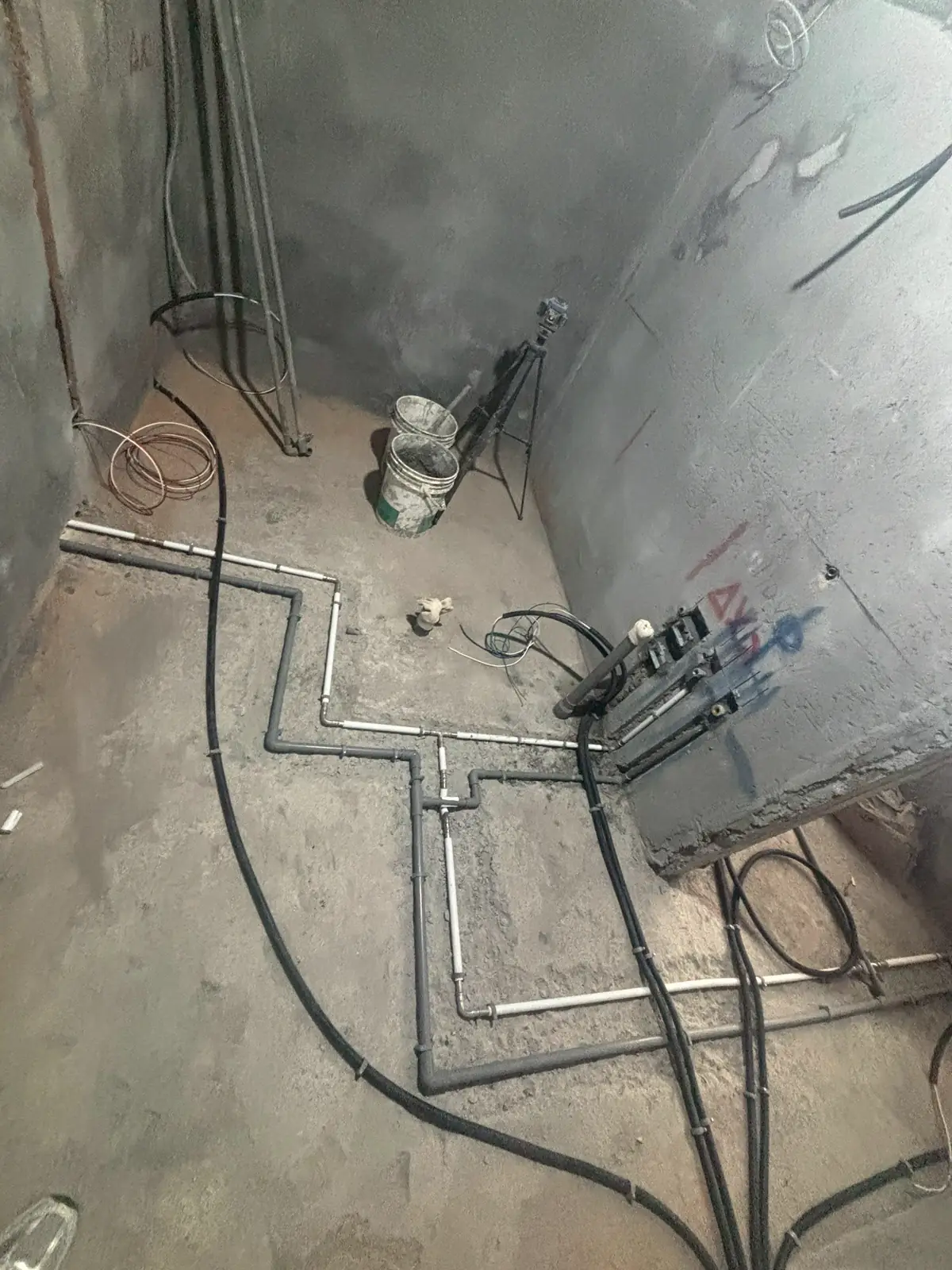 衛浴濕區地坪與牆面配置給排水管及電管