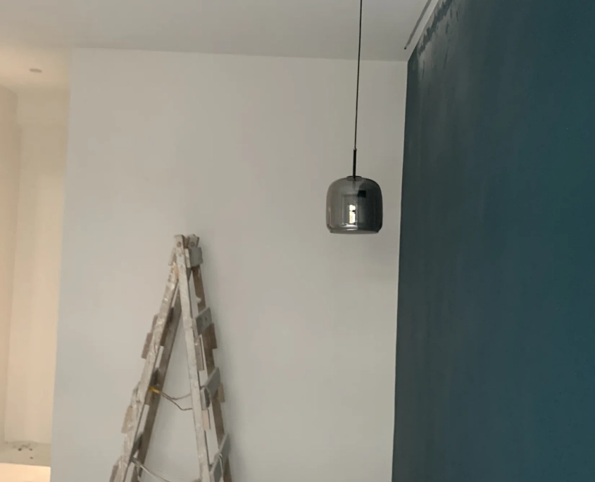主牆以不同燈型分層