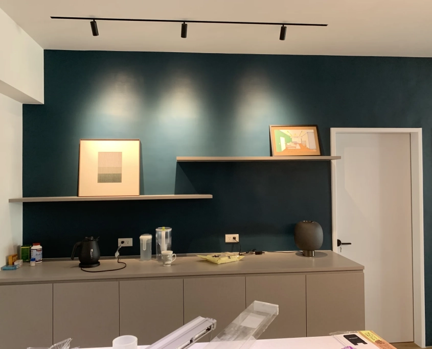 餐邊櫃與層板留下展示彈性
