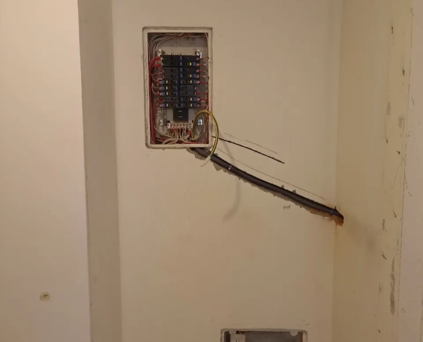 三峽學府水電施工時的配電箱與牆面開口