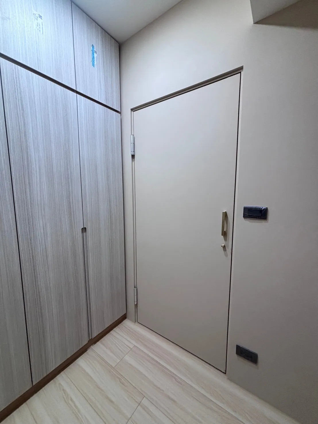 隱藏門開啟後的門片與空間角度