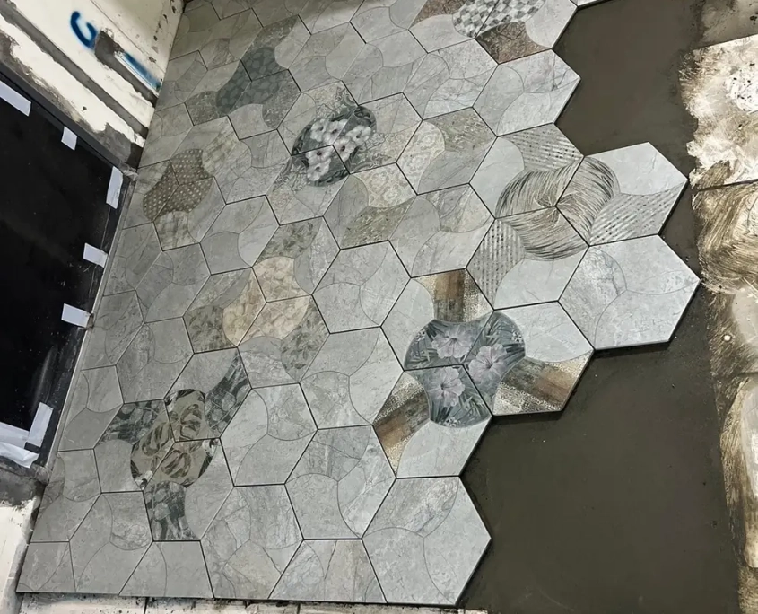 六角磚只鋪到一半時，正在進行哪一道工序？