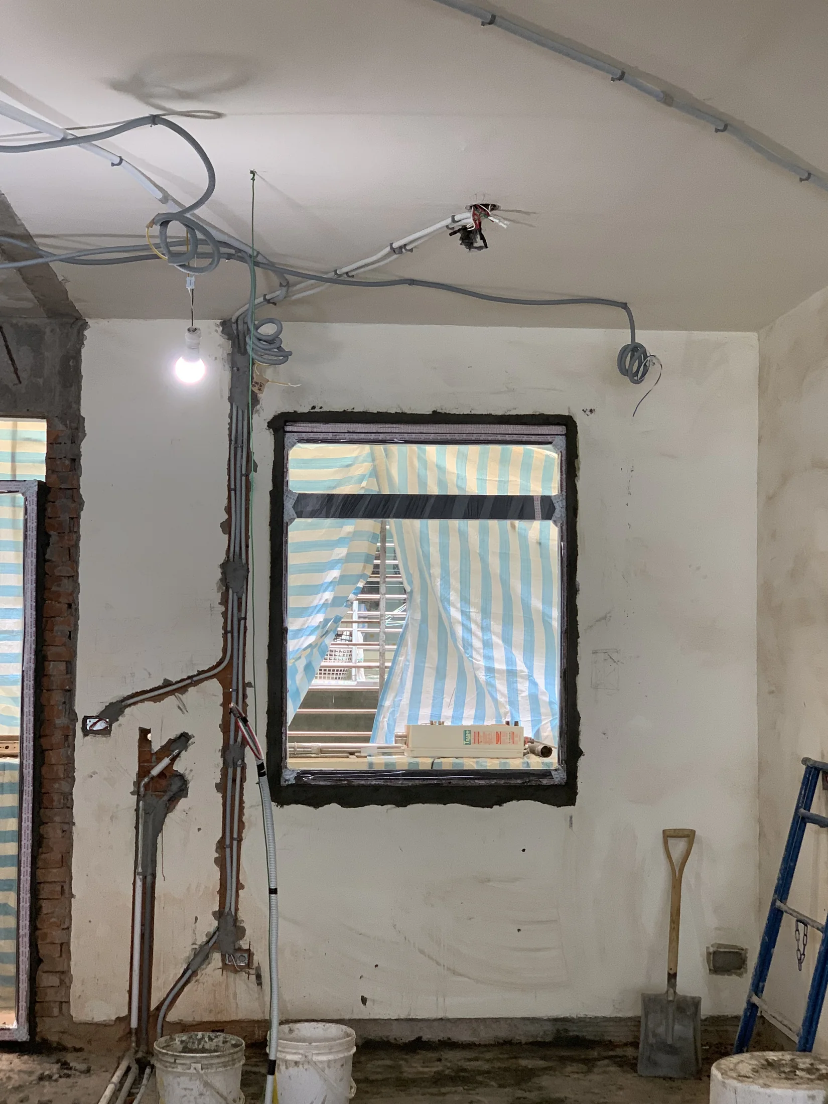 公共區天花板可見多組電線與燈具預留點