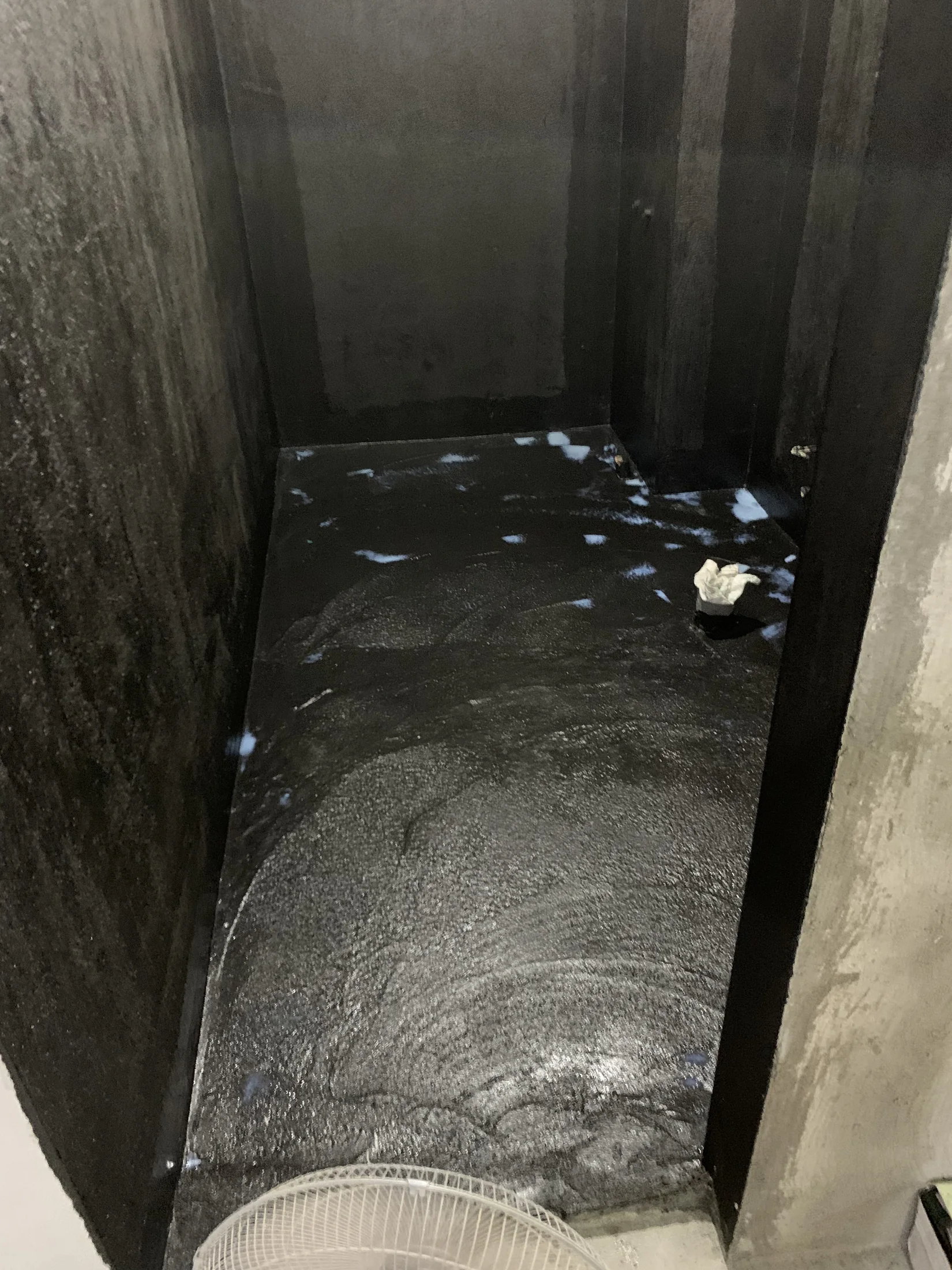 浴室地面與牆面下段完成深色防水層