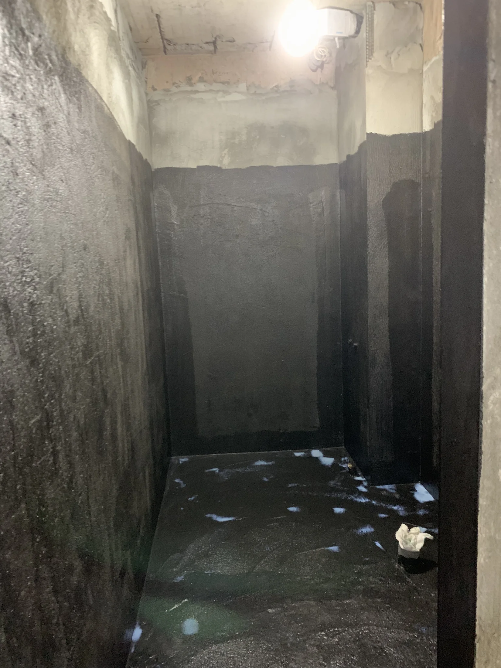 從浴室入口查看牆地防水層與管口周邊