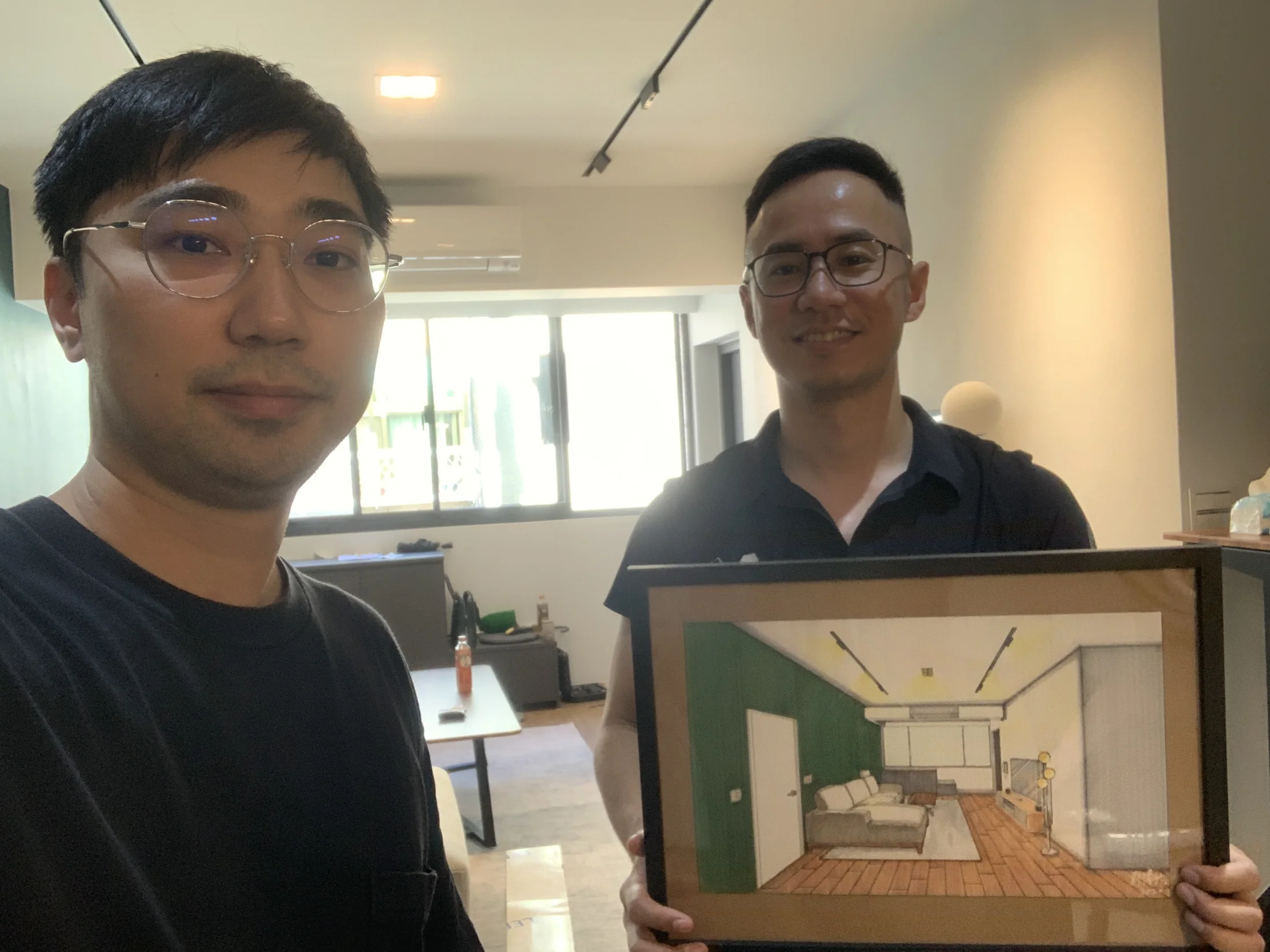 信義區案例完工後屋主與小鄭在客廳合照