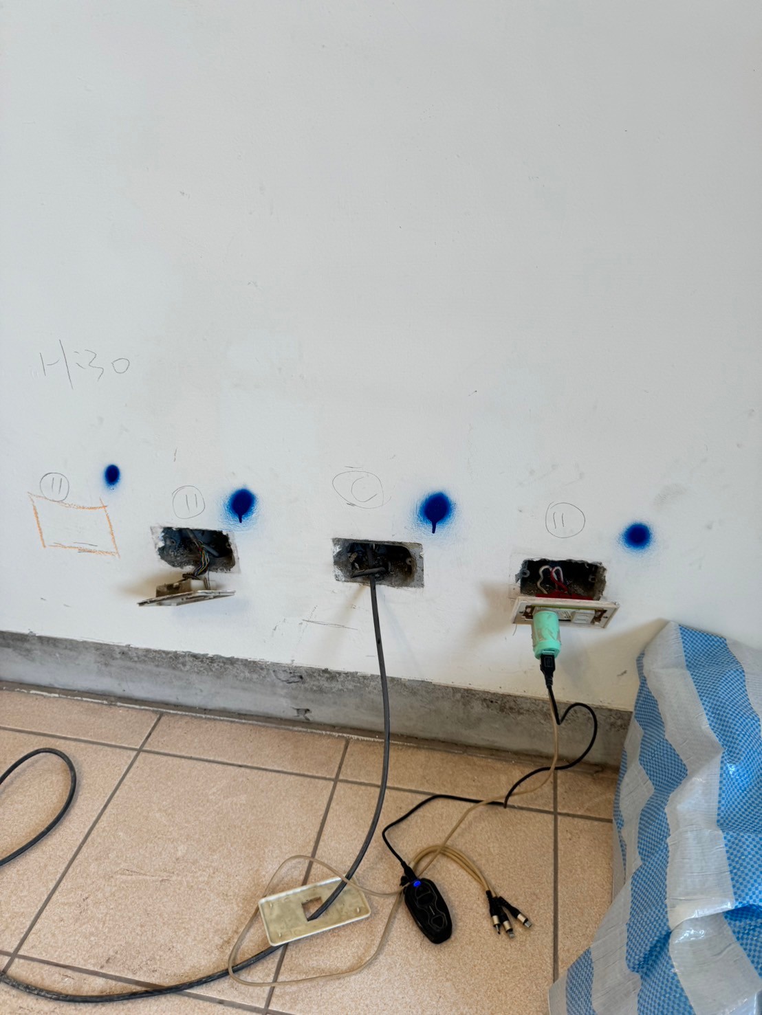 內湖康寧路案例｜ˇ電視櫃與插座放樣施工紀錄