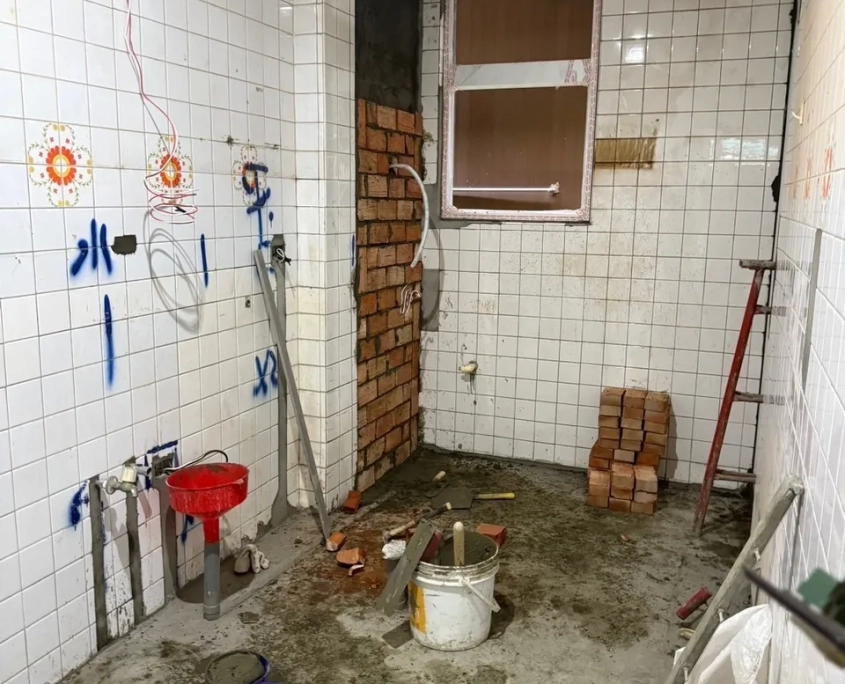 文山辛亥老屋翻新:泥作階段:廚房牆面凹洞用紅磚疊平