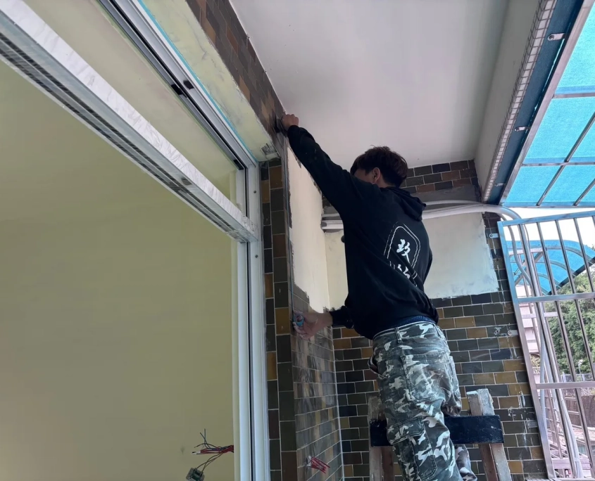 文山辛亥老屋翻新 02/06 工程專員巡場紀錄:油漆:陽台門框