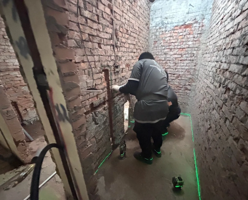 文山辛亥老屋翻新 11/26 工程專員巡場紀錄:水電:雷射水平儀對位配管