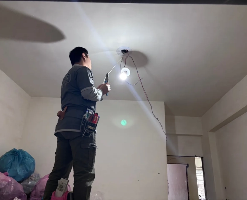 文山辛亥老屋翻新 12/26 工程專員巡場紀錄:水電:天花配線
