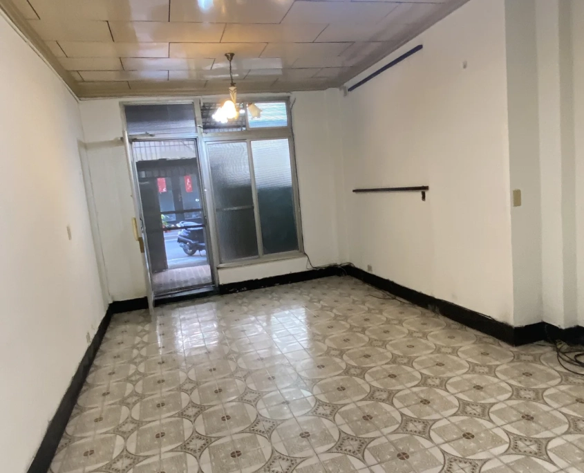 中山合江老屋翻新前的客廳與舊磁磚地坪