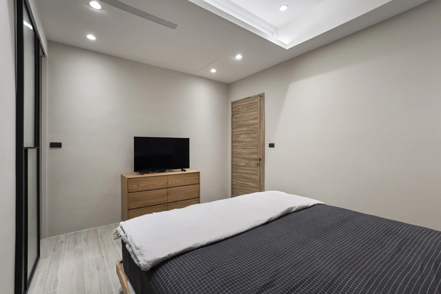 主臥:收納與睡眠區分開安排