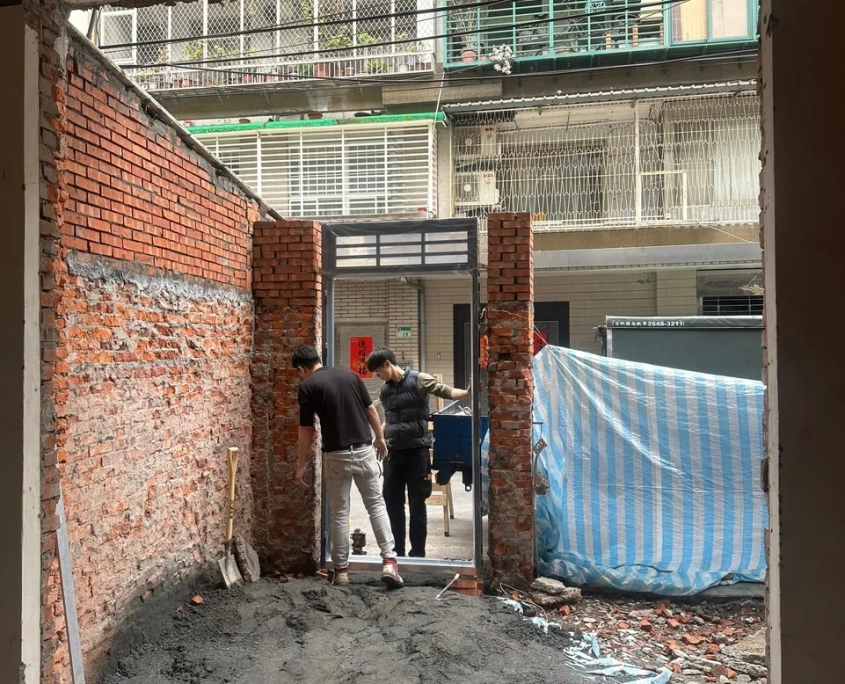 中山合江老屋翻新 03/08 工程專員巡場紀錄:大門後門安裝、封牆